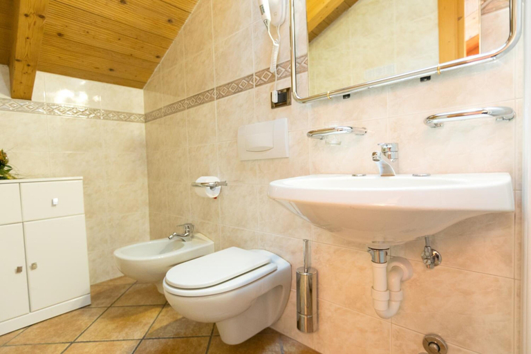 Bathroom 5, Hotel Champagne, Sondrio