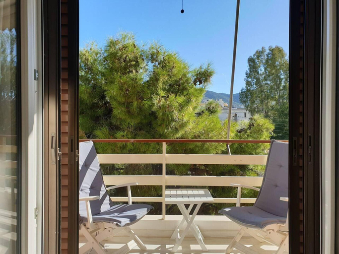 Others 3, Rooftop Studio Apt - 5 Min Walk to Holargos Metro, Attica
