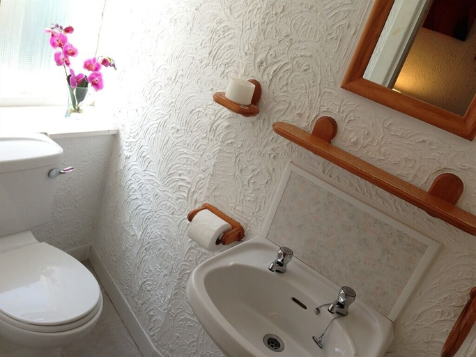 Bathroom 4, Wilsons Hotel - Blackpool Tower View, Blackpool