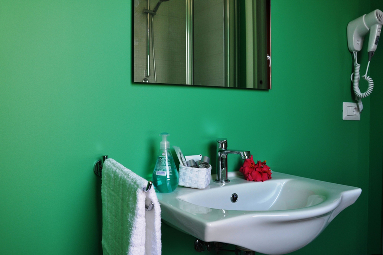 Bathroom 5, Marcella House, Cagliari