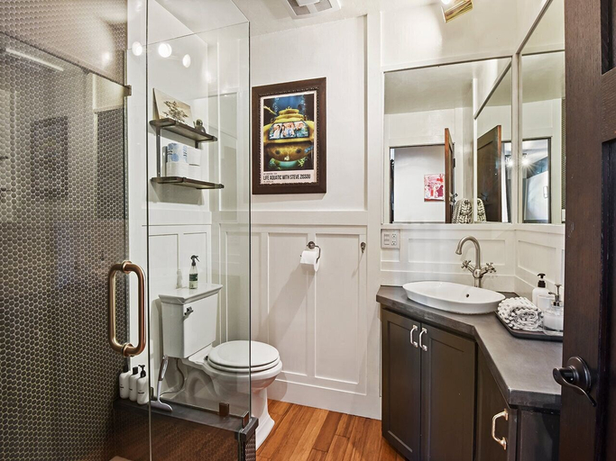 Bathroom 4, Lodge of the Nightingale, Placer