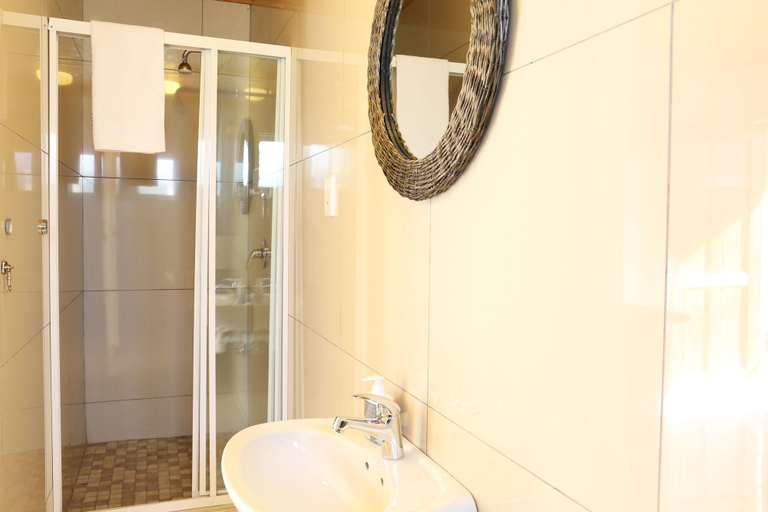 Bathroom 3, Tilla's Guesthouse, Windhoek West