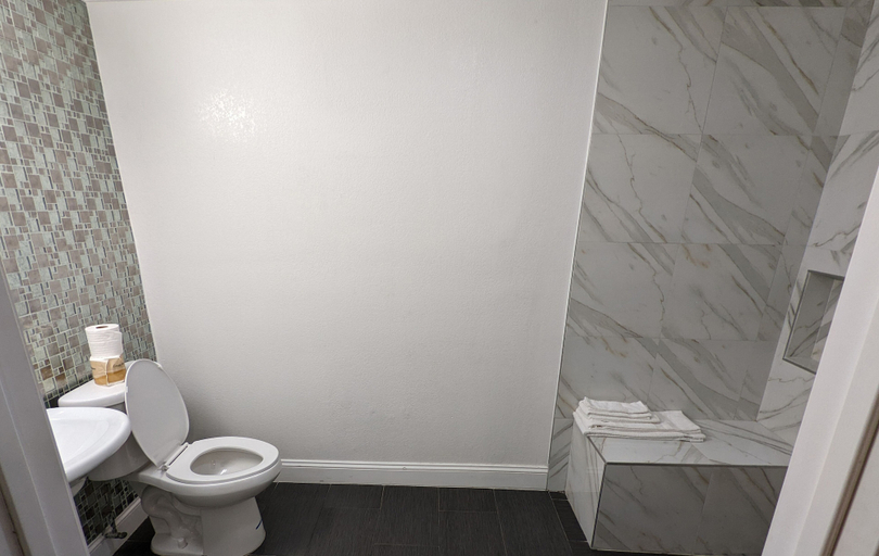 Bathroom 4, Deluxe Inn, San Mateo