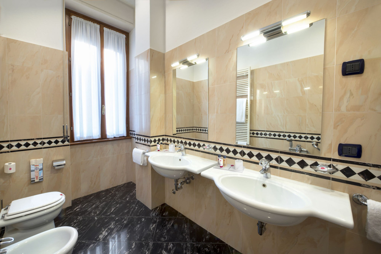 Bathroom 4, Lancaster Hotel, Milano