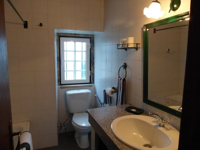Bathroom 3, Casas do Toural, Gouveia