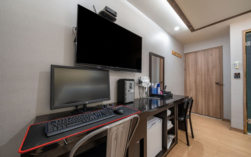 Others 5, Noble Hotel(노블모텔), Nam