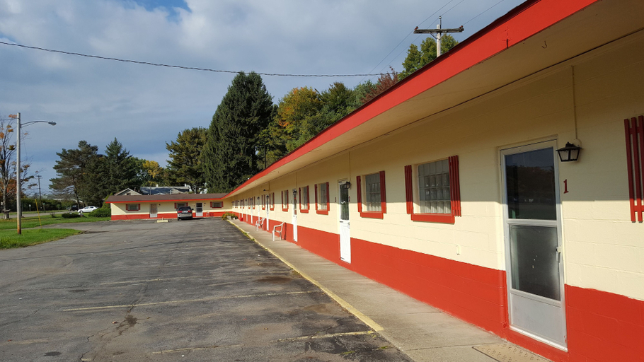 Exterior & Views 2, Crown Inn & Suites, Allegany