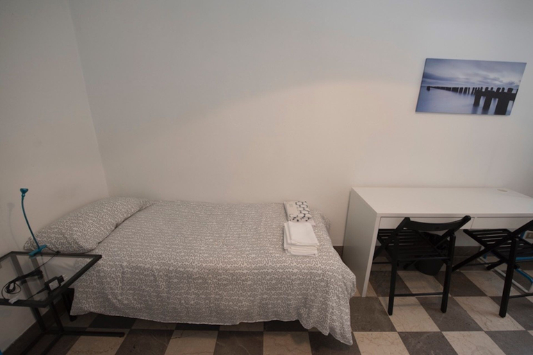 Room 4, Guelfa Apartment, Florence