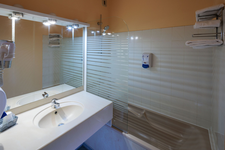 Bathroom 4, Logis Hôtel Noemys Brive - Restaurant Le Teinchurier, Corrèze