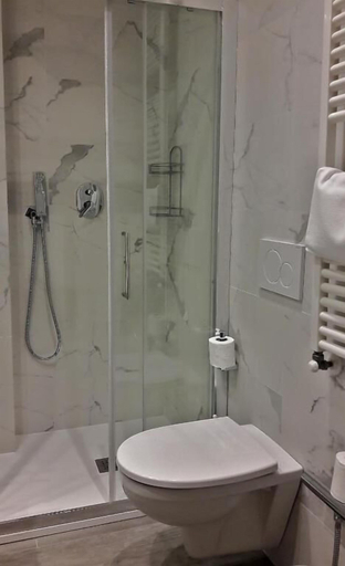 Bathroom 5, Hotel Ambrosiano, Pistoia