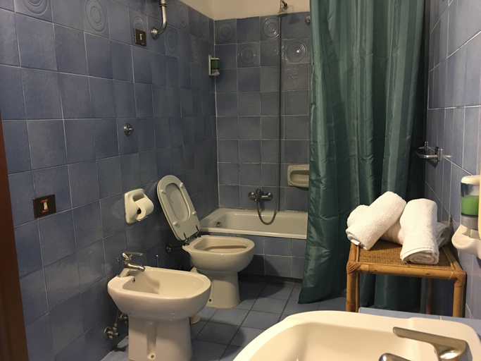 Bathroom 4, Hotel Bolognese, Rome