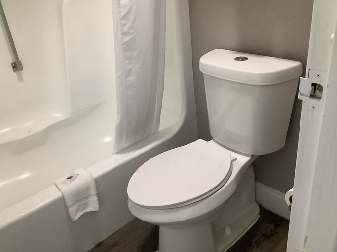 Bathroom 4, Motel 6 Memphis, TN - East, Shelby