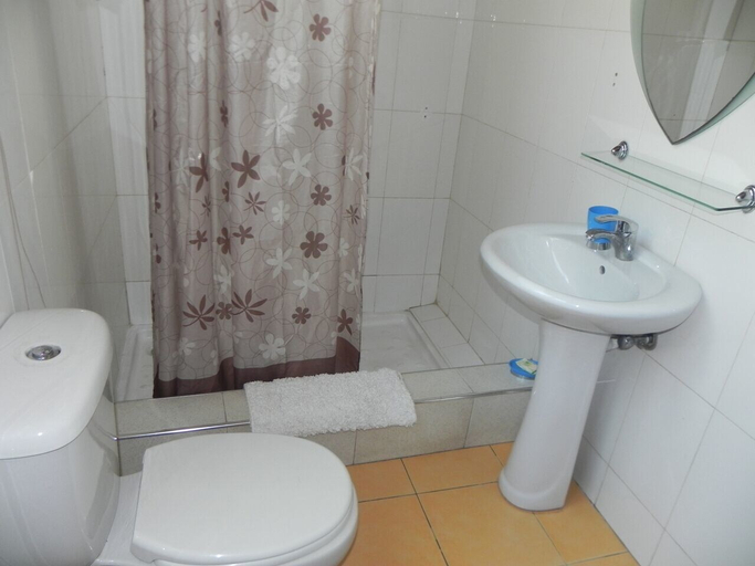 Bathroom 4, Oriental Hotel North Legon, Ga East