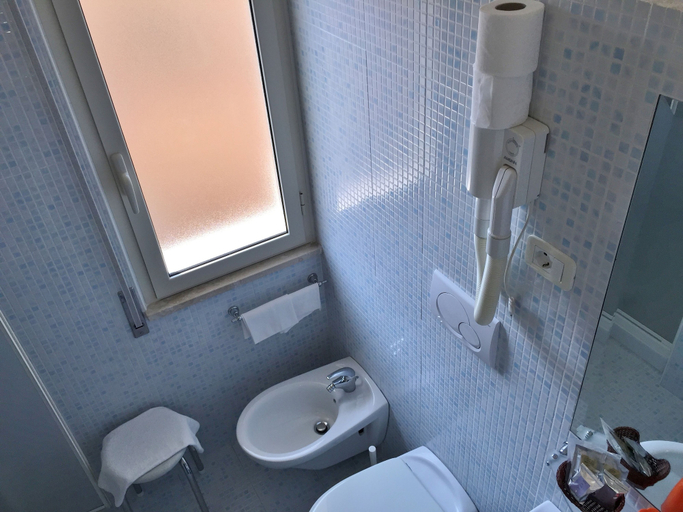 Bathroom 4, Hotel Mayor, Latina
