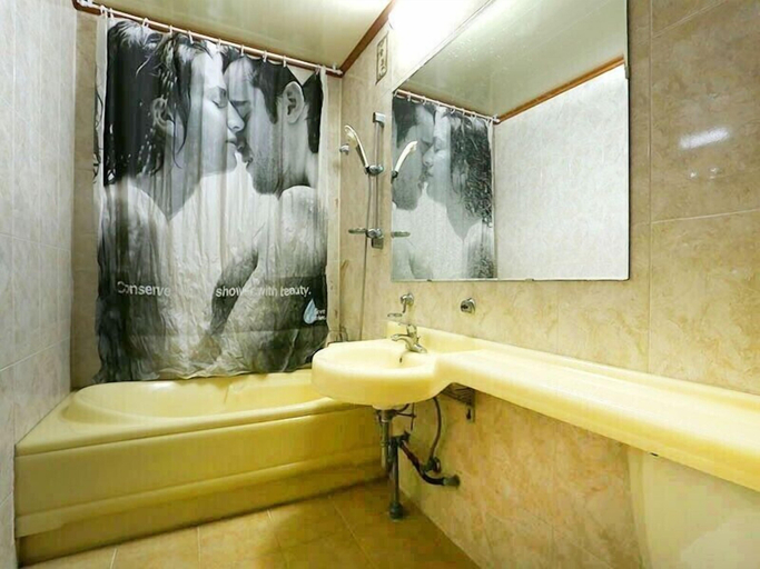 Bathroom 3, Billions Motel, Gangneung