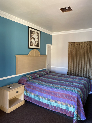 Bedroom 2, Colonial Manor Motel, Escambia