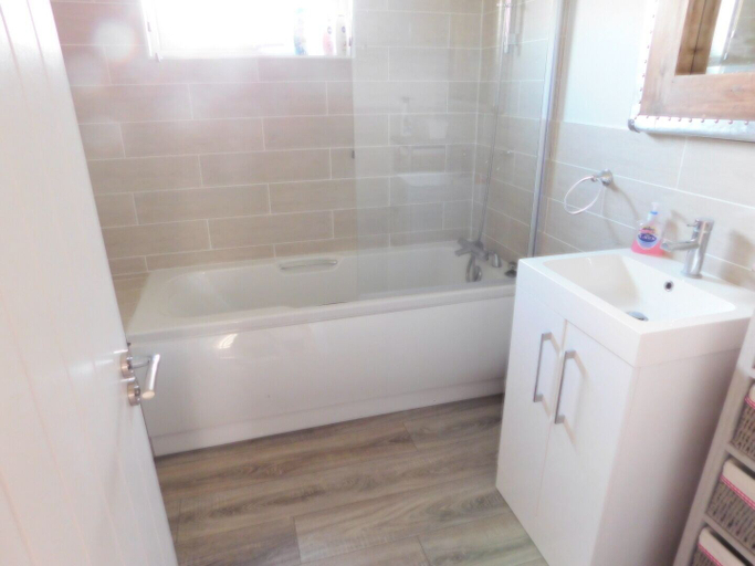 Bathroom 5, Spacious 2-bed Lodge in Bury Saint Edmunds, Suffolk