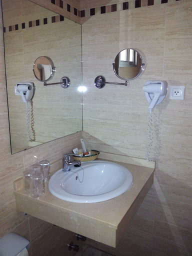 Bathroom 5, Hotel Europa, Sevilla