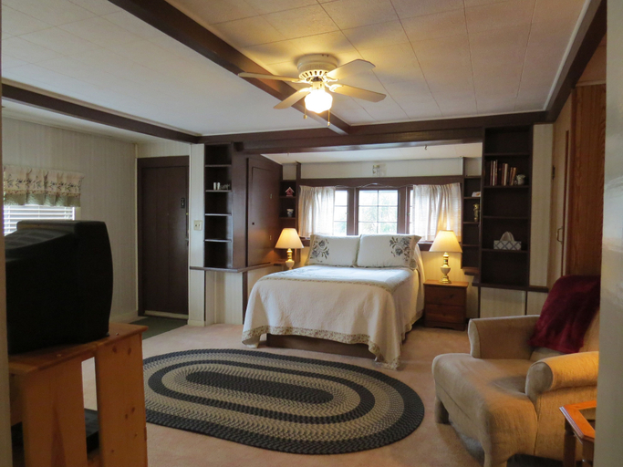 Bedroom 2, The Pines Country Inn, Weston