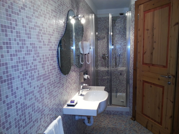 Bathroom 4, Pilier d'Angle, Aosta