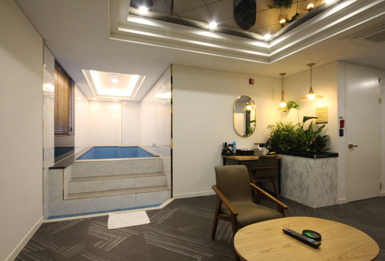 Others 5, Amare Hotel, Dong