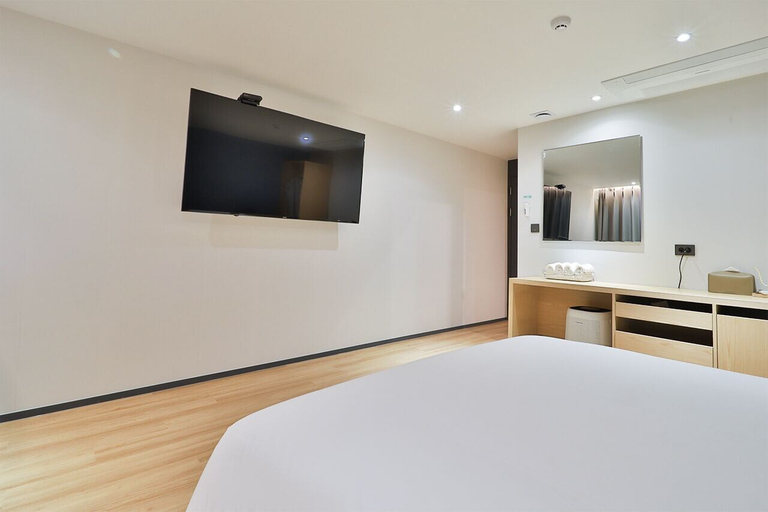 Bedroom 2, Custom Hotel, Jung