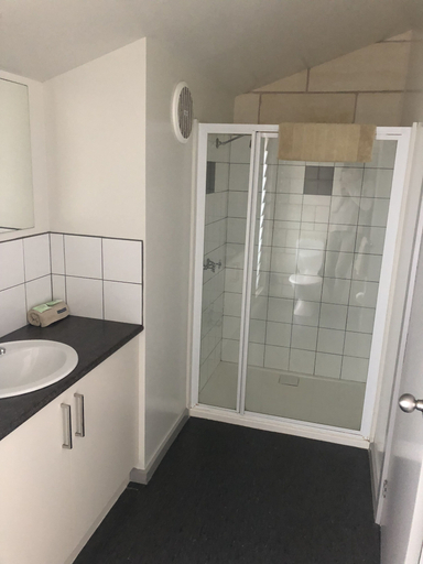 Bathroom 4, Port Campbell Guesthouse & Flash Packers, Corangamite - South