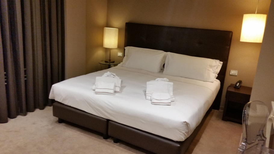 Bedroom 3, Grand Hotel Paradiso, Brescia