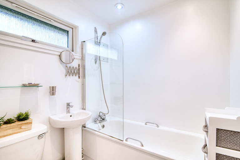 Bathroom, Otter With Mountain View and Enclosed Decking, Stirling