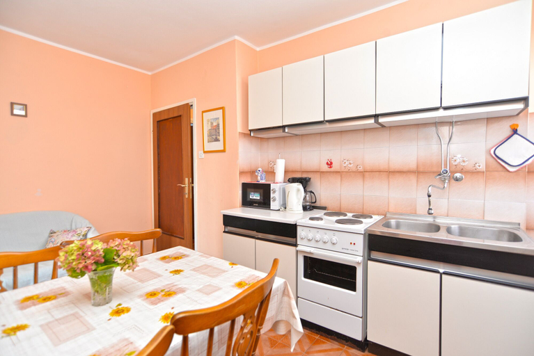 Others 5, Apartment 757, Labin