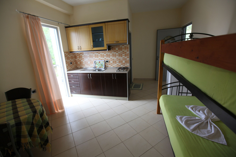 Others 4, Hotel Erviliano, Sarandës