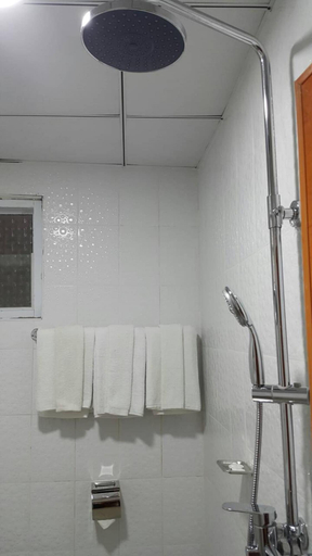 Bathroom 3, Golden Palace Hotel Hpa An, Kawkareik