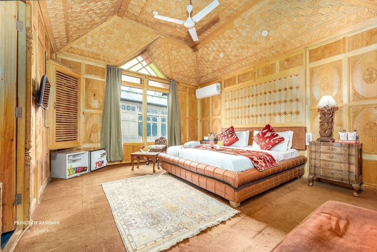 Bedroom 3, Prince of Kashmir Luxury Houseboat, Srinagar