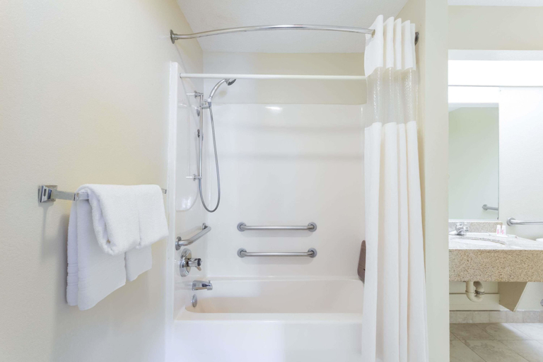 Bathroom 4, Super 8 by Wyndham Stafford, Stafford