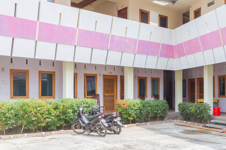 Exterior & Views 2, RedDoorz near Pasar Pagi Cirebon 2, Cirebon