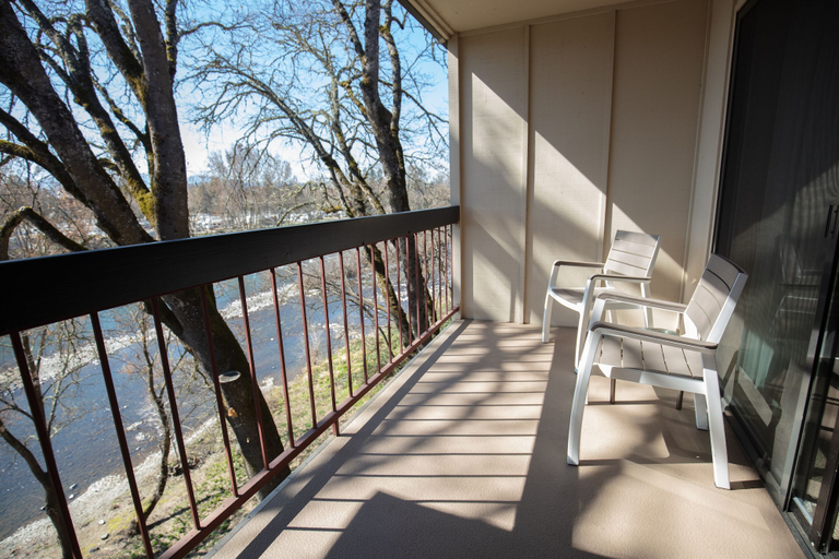 Others 5, Riverside Inn, Josephine
