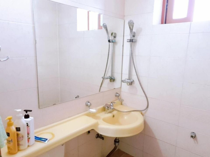 Bathroom 3, Billions Motel, Gangneung