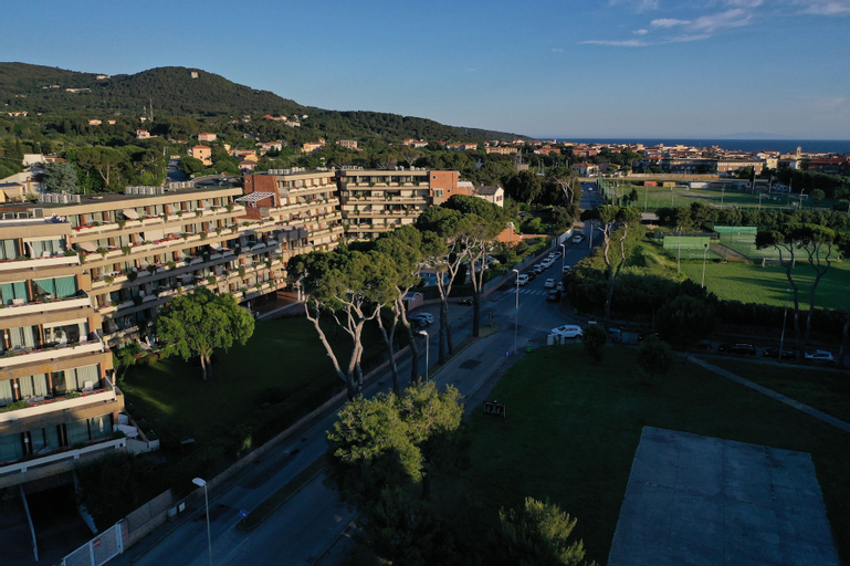 Exterior & Views 27