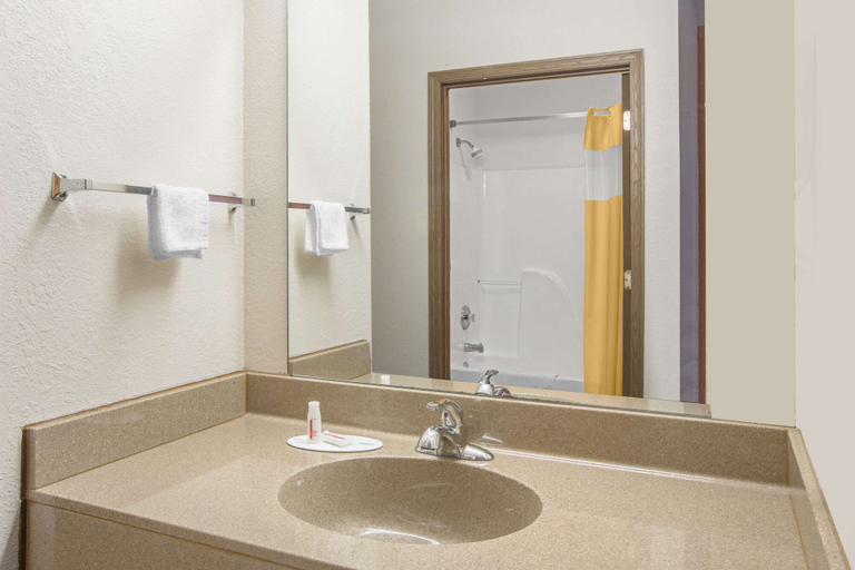 Bathroom 4, Days Inn by Wyndham Butler, Bates