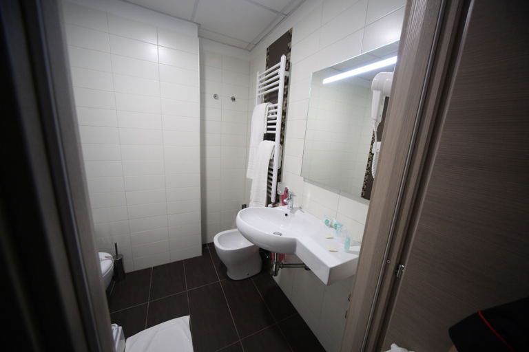 Bathroom 5, Hotel St. Giorgio, Salerno