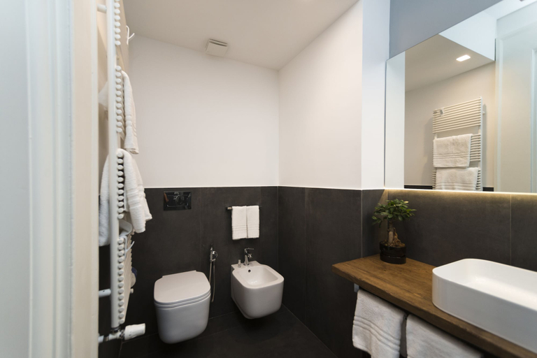 Bathroom 5, Foro Carolino, Napoli