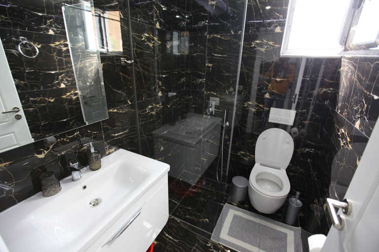 Bathroom 3, Hotel Erviliano, Sarandës