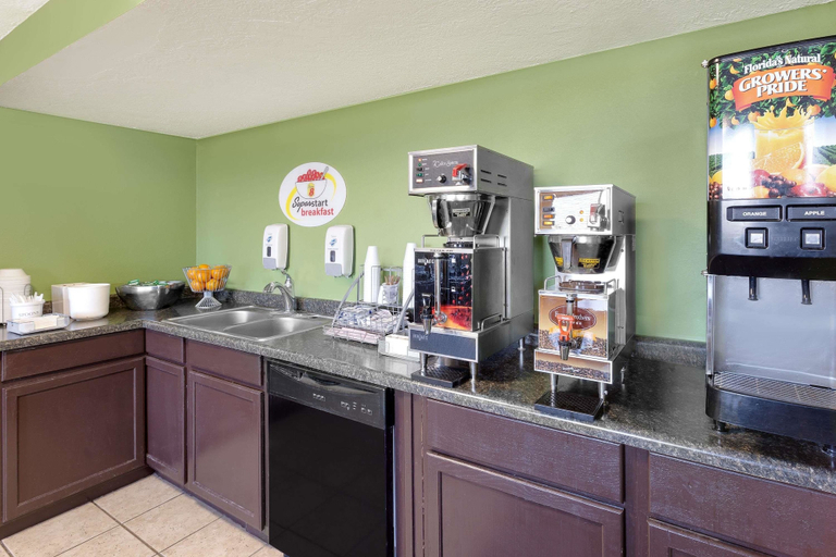 Food & Drinks 4, Super 8 by Wyndham Norfolk, Madison