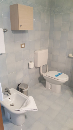 Bathroom 5, Hotel Arizona, Udine