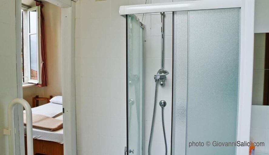 Bathroom 5, SANTANGELA Hostel & Rooms, Como