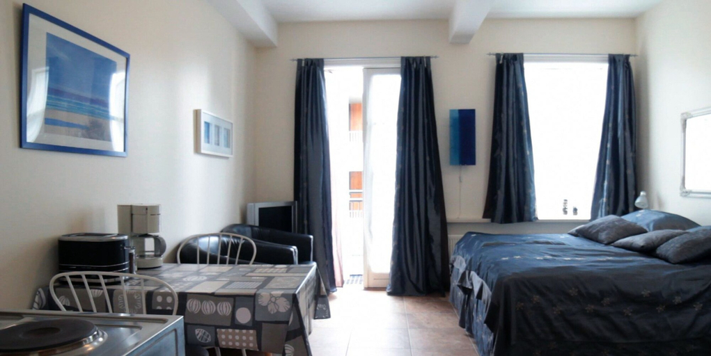 Bedroom 2, Three Sisters Studio Apartments, Reykjavík