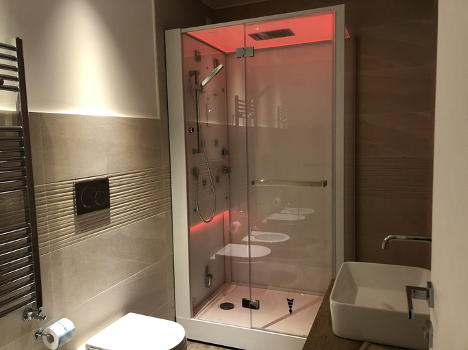 Bathroom 5, Casablanca Hotel, Macerata