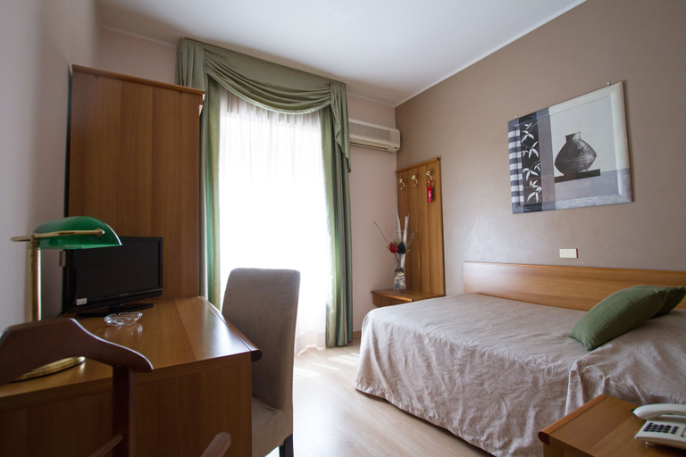 Bedroom 3, Hotel Adriano, Torino