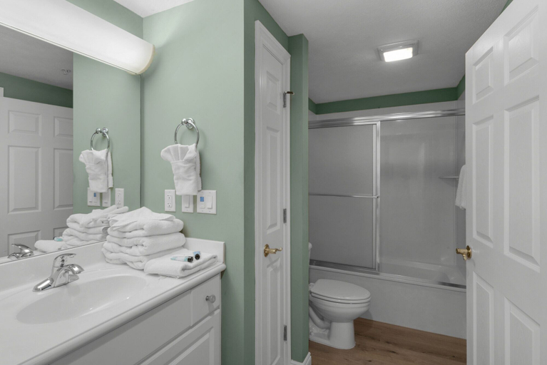 Bathroom 4, Treasure Island 1707, Bay