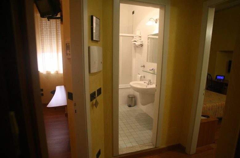 Bathroom 5, Hotel Victoria, Fermo